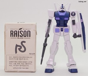 엔트리 그레이드 RX-78-2 건담 [건담베이스 컬러] - 담배갑과의 크기 비교