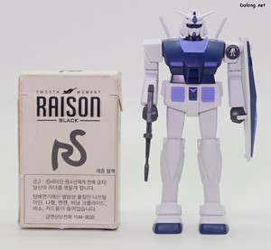 베스트 메카 콜렉션 RX-78-2 건담 (리바이벌 Ver.)[건담베이스 컬러] - 담배갑과의 크기 비교