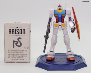 HGUC RX-78-2 Gundam [Metalic Gloss Injection] - Size comparison with a cigarette pack