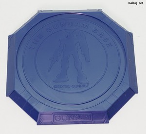 HG Char Aznable's Zaku II [Metalic] - The newly added Gundam Base exclusive display base.