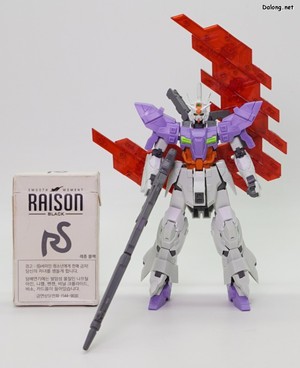 HG 1/144 ガンダムベース限定 ムーンガンダム (ロング・ライフル装備) - タバコの箱とのサイズ比較