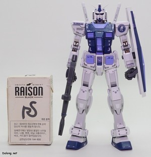MG RX-78-2 Gundam Ver.3.0 [Gundambase Color] - Size comparison with a cigarette pack