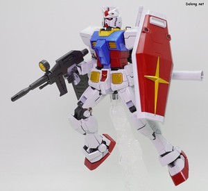 MG RX-78-2 Gundam Ver.3.0 [Titanium Finish] - Fully armed pose (1/2)