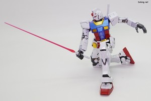 MG RX-78-2 Gundam Ver.3.0 [Titanium Finish] - Beam saber pose (2/3)