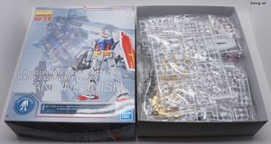 MG RX-78-2 Gundam Ver.3.0 [Titanium Finish] - Box Open