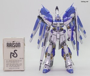Gundam Base Hi-Nu Gundam [Titanium Finish] - 담배갑과의 크기 비교