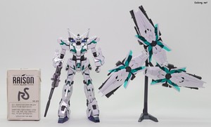 Gundam Base Unicorn Gundam (Final Battle Ver.) [Special Coating] - 담배갑과의 크기 비교
