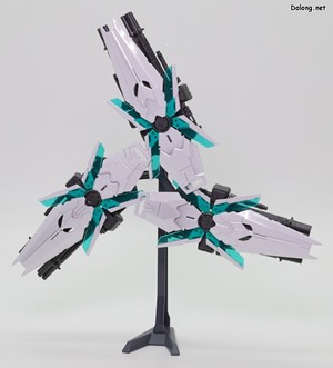 Gundam Base Unicorn Gundam (Final Battle Ver.) [Special Coating] - 3개의 실드와 6개의 개틀링을 모두 결합한 모습 (1/2)