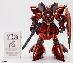 RG 1/144 ガンダムベース限定 サザビー [メカニカルコアメッキ] - タバコの箱とのサイズ比較