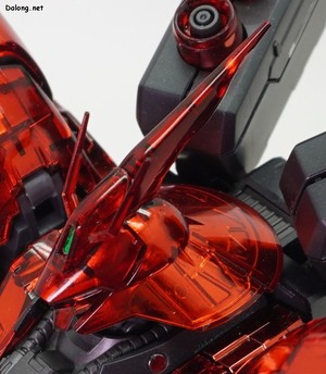 RG 1/144 ガンダムベース限定 サザビー [メカニカルコアメッキ] - さらに寄って撮った各部アップ。クリアー装甲内部のモールドが、内側のメッキ面のおかげでくっきりと見えます。(1/8)