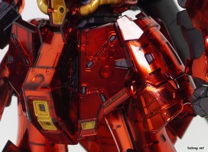 RG 1/144 ガンダムベース限定 サザビー [メカニカルコアメッキ] - さらに寄って撮った各部アップ。クリアー装甲内部のモールドが、内側のメッキ面のおかげでくっきりと見えます。(4/8)