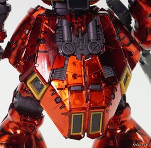 RG 1/144 ガンダムベース限定 サザビー [メカニカルコアメッキ] - さらに寄って撮った各部アップ。クリアー装甲内部のモールドが、内側のメッキ面のおかげでくっきりと見えます。(5/8)