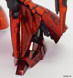 RG 1/144 ガンダムベース限定 サザビー [メカニカルコアメッキ] - さらに寄って撮った各部アップ。クリアー装甲内部のモールドが、内側のメッキ面のおかげでくっきりと見えます。(6/8)