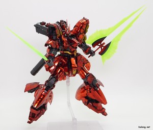 RG 1/144 ガンダムベース限定 サザビー [メカニカルコアメッキ] - ビームサーベル＋ビーム・トマホークポーズ (1/4)