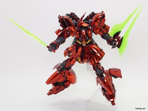 RG 1/144 ガンダムベース限定 サザビー [メカニカルコアメッキ] - ビームサーベル＋ビーム・トマホークポーズ (2/4)