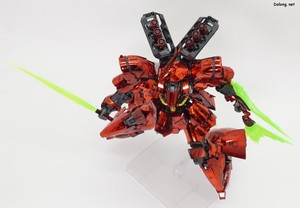 RG 1/144 ガンダムベース限定 サザビー [メカニカルコアメッキ] - ビームサーベル＋ビーム・トマホークポーズ (3/4)
