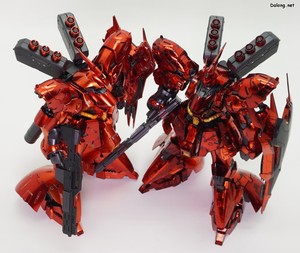 RG 1/144 ガンダムベース限定 サザビー [メカニカルコアメッキ] - プレバンで発売されたRG サザビー [スペシャルコーティング]と一緒に。(2/2)