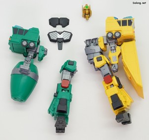 HG Gekiryujin - 몸체를 반으로 분리하여 HG 초룡신과 교차 합체가 가능합니다.
