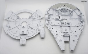 PG 1/72 Millennium Falcon - 이런식으로 LED 배치를 바치고 나서 상판과 하판을 결합하는데, 보시다시피 내부 기믹은 전혀 재현되어 있지 않습니다...