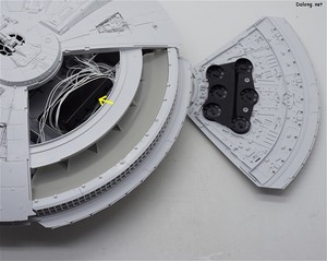 PG 1/72 Millennium Falcon - LED를 켜고 끌 때는 뒤쪽 커버를 떼어내어 스위치를 조정합니다.