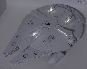 PG 1/72 Millennium Falcon - 조명을 어둡게 하고 본 바닥면의 LED 광원 효과