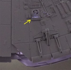 PG 1/72 Millennium Falcon - 의도적인지 실수인지 모르겠지만, 상부 쪽으로도 일부 LED 빛이 새기도 합니다.