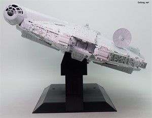 PG 1/72 Millennium Falcon - 전용 스탠드의 조인트 파츠를 교체하여 한쪽으로 기울어진 채 전시할 수도 있습니다. 다만 고정부가 약간 불안하네요. (2/2)