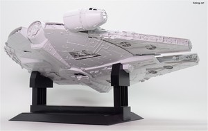 PG 1/72 Millennium Falcon - 기울인 상태에서의 디스플레이 (2/4)