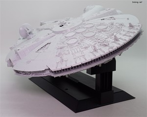 PG 1/72 Millennium Falcon - 기울인 상태에서의 디스플레이 (3/4)
