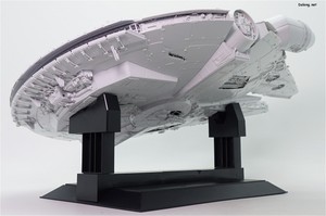 PG 1/72 Millennium Falcon - 기울인 상태에서의 디스플레이 (4/4)
