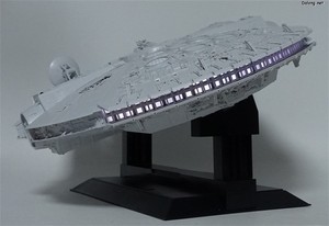 PG 1/72 Millennium Falcon - 조명을 어둡게 하고 메인 스러스터를 켠 뒷모습.