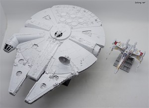 PG 1/72 Millennium Falcon - 동 스케일의 1/72 X윙과 함께. 밀팰이 크긴 크네요..