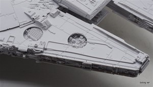 PG 1/72 Millennium Falcon - 상부 디테일샷. 밝은 회색면의 몰드를 자세히 볼 수 있게 조명을 약하게 하고 촬영했습니다. (2/13)