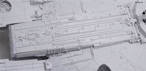 PG 1/72 Millennium Falcon - 상부 디테일샷. 밝은 회색면의 몰드를 자세히 볼 수 있게 조명을 약하게 하고 촬영했습니다. (3/13)