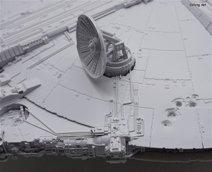 PG 1/72 Millennium Falcon - 상부 디테일샷. 밝은 회색면의 몰드를 자세히 볼 수 있게 조명을 약하게 하고 촬영했습니다. (4/13)