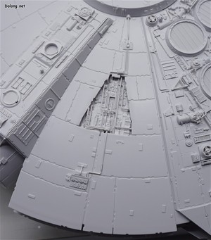 PG 1/72 Millennium Falcon - 상부 디테일샷. 밝은 회색면의 몰드를 자세히 볼 수 있게 조명을 약하게 하고 촬영했습니다. (8/13)