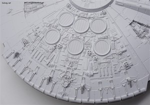 PG 1/72 Millennium Falcon - 상부 디테일샷. 밝은 회색면의 몰드를 자세히 볼 수 있게 조명을 약하게 하고 촬영했습니다. (9/13)