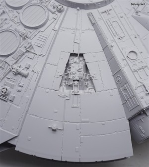 PG 1/72 Millennium Falcon - 상부 디테일샷. 밝은 회색면의 몰드를 자세히 볼 수 있게 조명을 약하게 하고 촬영했습니다. (10/13)