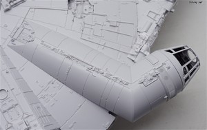 PG 1/72 Millennium Falcon - 상부 디테일샷. 밝은 회색면의 몰드를 자세히 볼 수 있게 조명을 약하게 하고 촬영했습니다. (12/13)