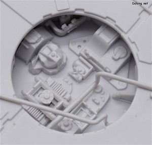 PG 1/72 Millennium Falcon - 상부의 벌어진 틈새부의 근접 디테일샷. 작은 부분까지 디테일이 살아있습니다. (3/7)