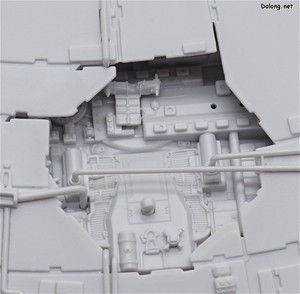 PG 1/72 Millennium Falcon - 상부의 벌어진 틈새부의 근접 디테일샷. 작은 부분까지 디테일이 살아있습니다. (5/7)