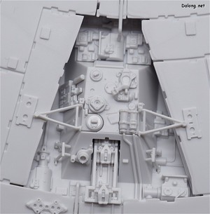 PG 1/72 Millennium Falcon - 상부의 벌어진 틈새부의 근접 디테일샷. 작은 부분까지 디테일이 살아있습니다. (6/7)