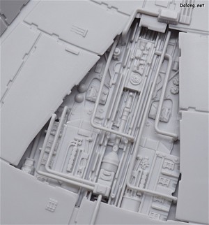 PG 1/72 Millennium Falcon - 상부의 벌어진 틈새부의 근접 디테일샷. 작은 부분까지 디테일이 살아있습니다. (7/7)