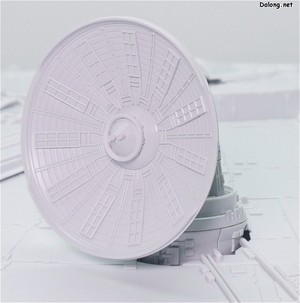 PG 1/72 Millennium Falcon - 상부 디테일샷. 밝은 회색면의 몰드를 자세히 볼 수 있게 조명을 약하게 하고 촬영했습니다. (5/13)