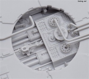 PG 1/72 Millennium Falcon - 하부의 벌어진 틈새부의 근접 디테일샷. (3/6)