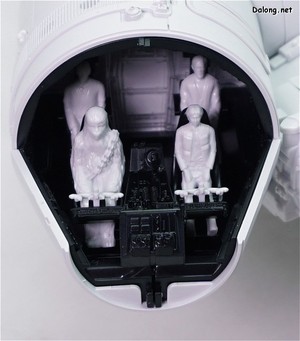 PG 1/72 Millennium Falcon - 총 6인의 탑승자 피규어가 제공되는데, 이 중 4명을 골라서 콕핏에 앉힐 수 있습니다. 저는 당연히(?) 한 솔로와 츄바카를 맨 앞에 앉혔는데, 남는 피규어는 쿼드레이저 포대