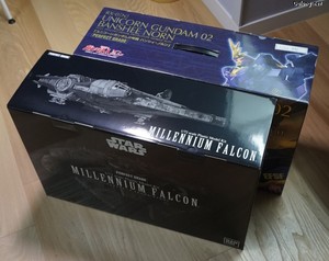 PG 1/72 Millennium Falcon - 전체적인 박스 크기는 PG 밴시와 동일한데, 가격과 크기를 고려하면 생각보다 작은 박스네요.