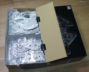 PG 1/72 Millennium Falcon - 슬라이드식으로 내부 박스를 꺼내면 런너들이 두 구역으로 분리되어 수납되어 있습니다. (1/2)