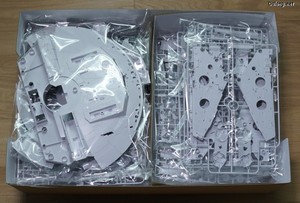 PG 1/72 Millennium Falcon - 슬라이드식으로 내부 박스를 꺼내면 런너들이 두 구역으로 분리되어 수납되어 있습니다. (2/2)