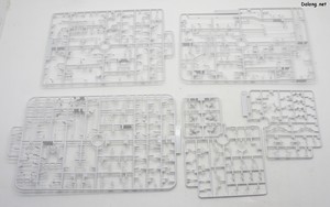 PG 1/72 Millennium Falcon - 내부에는 작은 소박스가 들어있는데, 파손이 우려되는 파이프류의 작은 파츠의 런너들이 들어있습니다. 이 런너들은 파손을 막기 위해 좀더 부드러운 재질로 사출되어 있네요. (2/